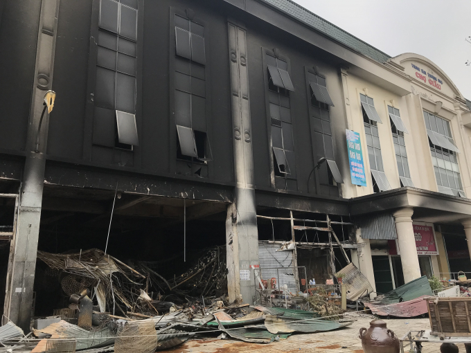 Khung cảnh tan hoan của TTTM chợ Giầu sau đám cháy.