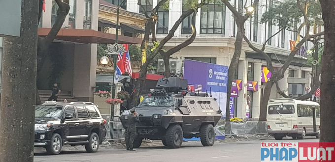 Những chiếc xe quân sự đỗ ngay tại cổng khách sạn nơi lãnh đạo Triều Tiên lưu trú