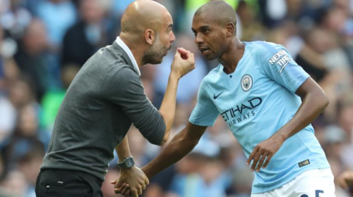 Mất Fernandinho (phải) trong vài tuần là điều đáng lo với Pep Guardiola. Ảnh: AFP.