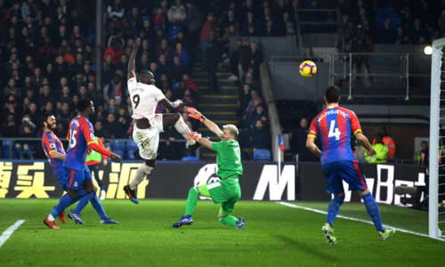 Lukaku nhân đôi tỷ số với pha dứt điểm dũng mãnh giữa hàng thủ chủ nhà. Ảnh: AFP.