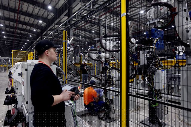 “Đột nhập” nhà máy VinFast trước ngày chạy thử - 7