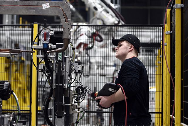 “Đột nhập” nhà máy VinFast trước ngày chạy thử - 10