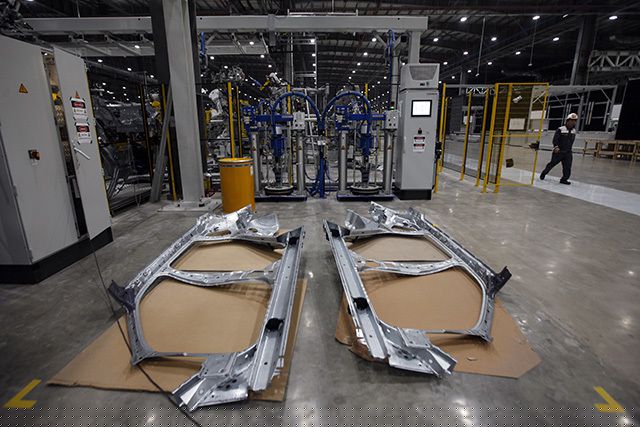 “Đột nhập” nhà máy VinFast trước ngày chạy thử - 18