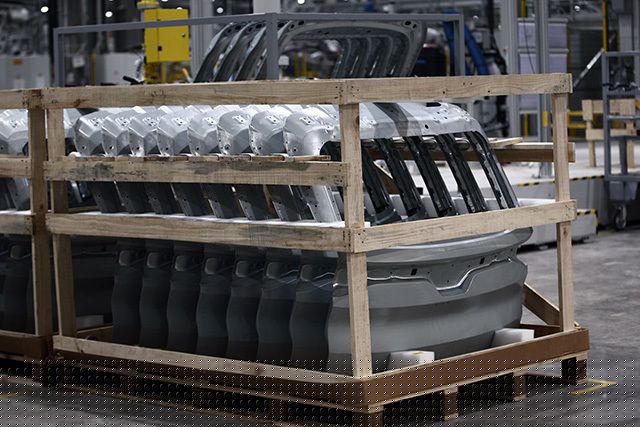 “Đột nhập” nhà máy VinFast trước ngày chạy thử - 19