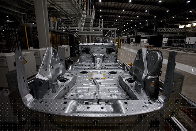 “Đột nhập” nhà máy VinFast trước ngày chạy thử - 24