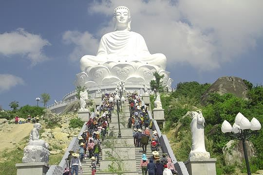 Trên đường lên núi để chiêm bái tượng Phật khổng lồ này, du khách còn được chiêm ngưỡng 18 pho tượng La Hán được tác bằng đá rất đẹp. Tr.Định