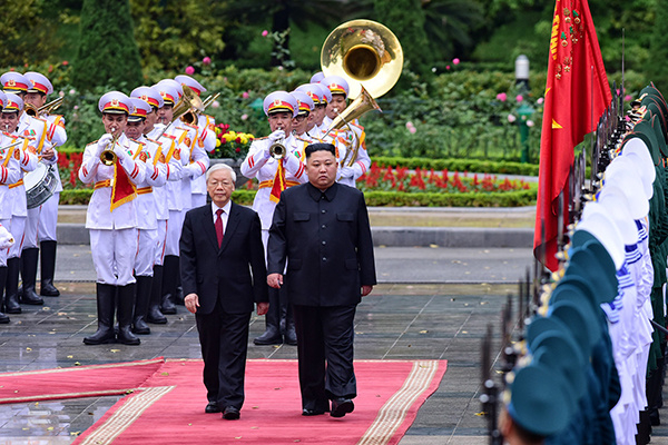 Tổng bí thư, Chủ tịch nước Nguyễn Phú Trọng và Chủ tịch Kim Jong-un cùng duyệt đội danh dự.