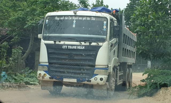 Những chiếc xe tải có trọng tải hàng chục tấn chở cao lanh từ công trình thi công dự án bãi rác thải huyện Thanh Sơn về nhà máy chế biến ở xã Giáp Lai.