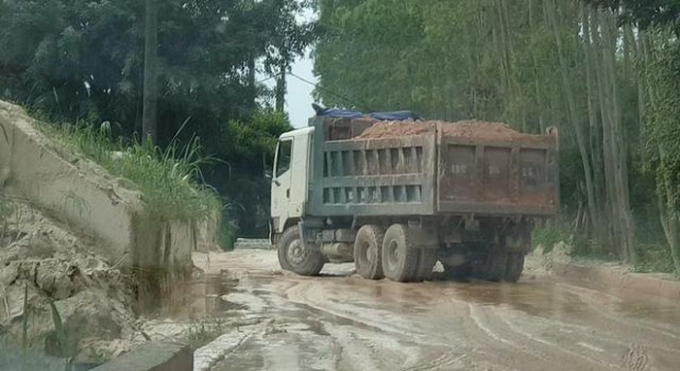 Một chiếc xe tải có logo Thanh Nhàn chở cao lanh vào cổng nhà máy chế biến khoáng sản.