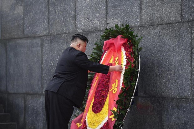 Chủ tịch Triều Tiên Kim Jong-un đặt vòng hoa tại Lăng Chủ tịch Hồ Chí Minh.