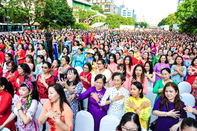 Đây là hình ảnh chưa từng có, áo dài muôn màu muôn sắc trên phố đi bộ Nguyễn Huệ