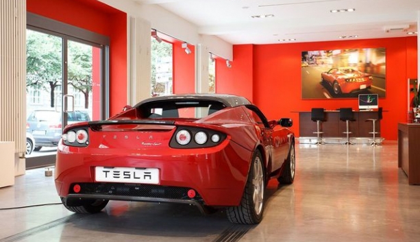 tesla dan bo dai ly truyen thong chuyen sang ban xe qua mang