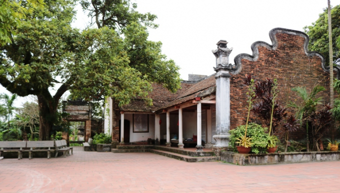 Khu Tam Bảo nằm trong di tích nơi lưu giữ các tượng thờ và thư tịch hán nôm.