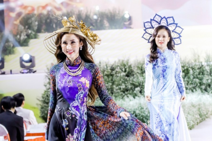 Hoa hậu Chi Nguyễn trình diễn áo dài đêm khai mạc Lễ hội.