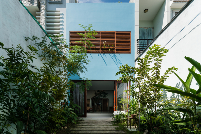 Không gian trước nhà được quy hoạch hợp lý với lối vào nhà rộng rãi và nhiều cây xanh ở hai bên.