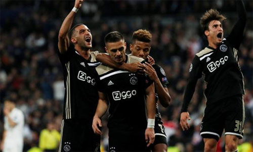 Ajax loại Real khỏi Champions League