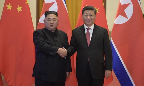 Chủ tịch Trung Quốc Tập Cận Bình (phải) bắt tay Chủ tịch Triều Tiên Kim Jong-un tại Bắc Kinh hôm 8/1. Ảnh: Xinhua.