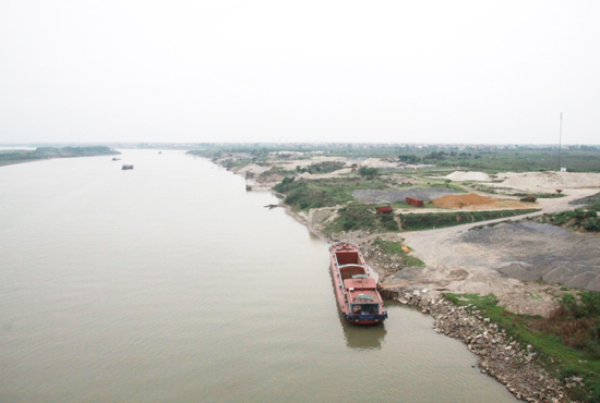 Hà Nội yêu cầu xử lý nghiêm các bãi tập kết VLXD sai phạm ven sông