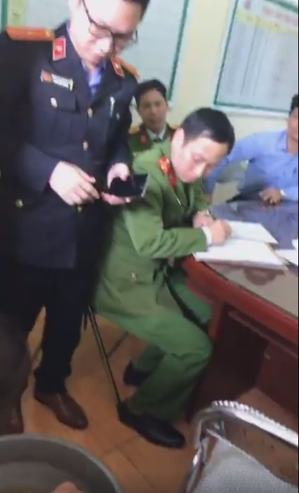 Lực lượng chức năng đang tiến hành làm việc, ghi nhận sự việc bếp ăn mất ATVSTP tại trường mầm non Thanh Khương (ảnh cắt từ clip)