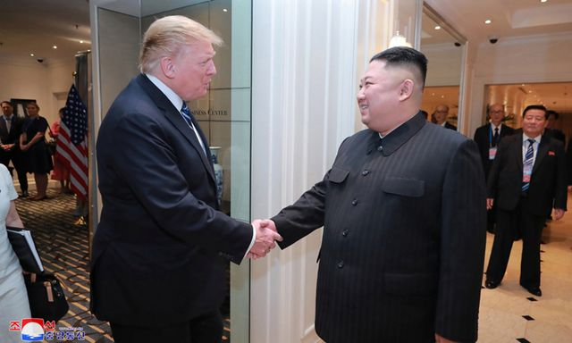 Tổng thống Mỹ Donald Trump và Chủ tịch Triều Tiên Kim Jong-un bắt tay nhau tại khách sạn Metropole, Hà Nội vào ngày 28/2. (Ảnh: KCNA)