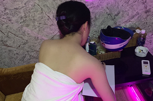 nu nhan vien nguc tran massage cho khach o pho tay sai gon