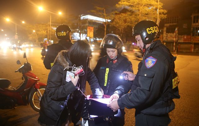 Đêm làm nhiệm vụ tuần tra, trấn áp tội phạm của Thiếu úy Trần Thị Như Quỳnh cùng các đồng đội.