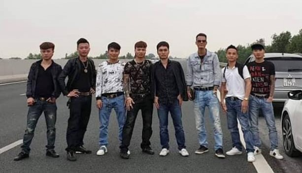 kha banh cung nhom ban dan hang chup anh tren cao toc