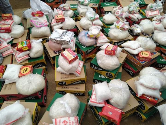 Gần 600 suất quà bao gồm quần áo,mì tôm,bánh kẹo và gạo cùng với đó đoàn còn trao tặng thêm tiền cho những gia đình đặc biệt khó khăn.