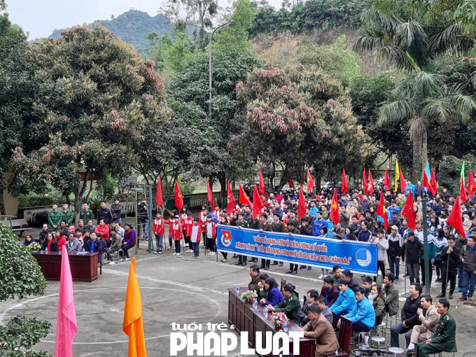 Đông đảo đoàn viên thanh niên tham gia phát động hành trình Tháng ba biên giới