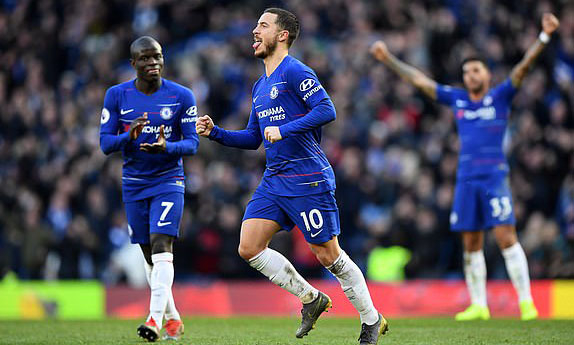 Hazard (số 10) chứng tỏ phẩm chất ngôi sao khi giành lại một điểm cho Chelsea. Ảnh: CFC.