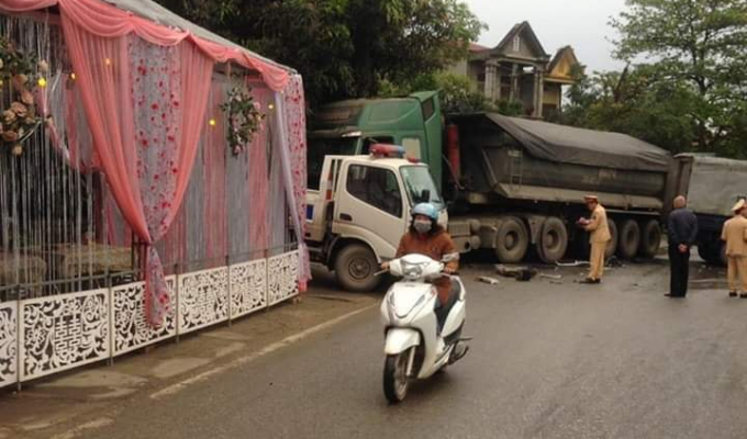 Xe đầu kéo lao về phía rạp đám cưới dựng ngoài đường sau va chạm với xe tải