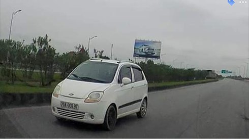 "Mời" chủ ô tô chạy ngược chiều trên cao tốc Hà Nội - Thái Nguyên lên làm việc