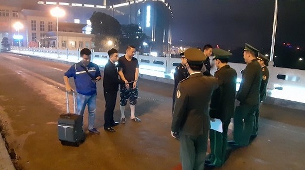 bat doi tuong truy na la nguoi nuoc ngoai