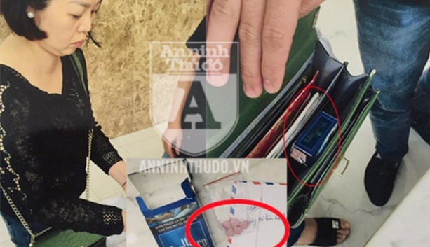 nu quai giau thuoc lac trong vo bao thuoc la bi bat truoc gio giao hang