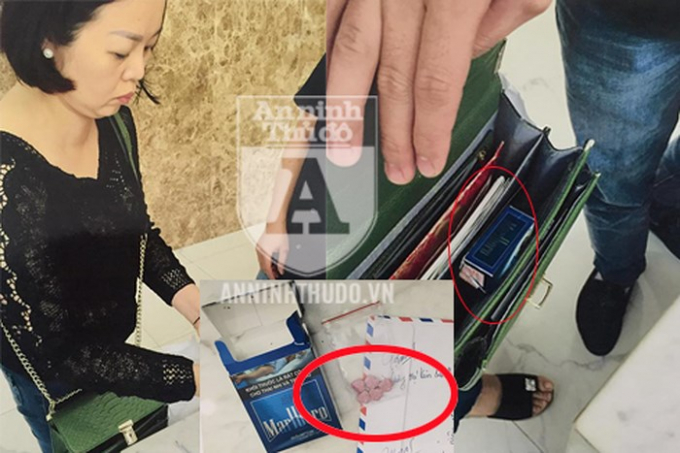 Kiểm tra túi xách của