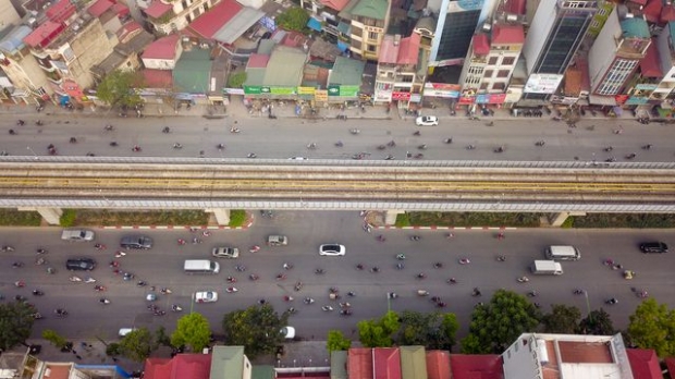 Ông Lê Thanh Sơn (Thanh Xuân, Hà Nội) chia sẻ: Sáng nay tôi đã nghe thời sự nói về việc thí điểm cấm xe máy trên tuyến đường Lê Văn Lương hoặc Nguyễn Trãi. Cá nhân tôi thấy việc thí điểm cấm xe máy là điều cần hướng tới...