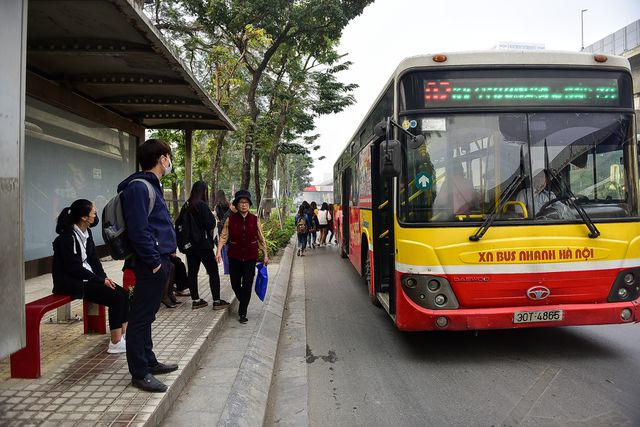 Hiện tại trên đường Nguyễn Trãi vẫn có nhiều trạm chờ xe buýt của nhiều tuyến xe trọng điểm.