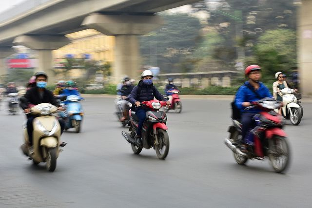 Những người dân điều khiển xe máy vội vã trên đường Nguyễn Trãi.