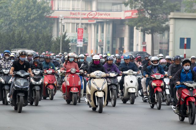 Vào giờ cao điểm sáng và lúc chiều tối, lượng xe máy di chuyển trên tuyến đường này thường rất đông đúc.