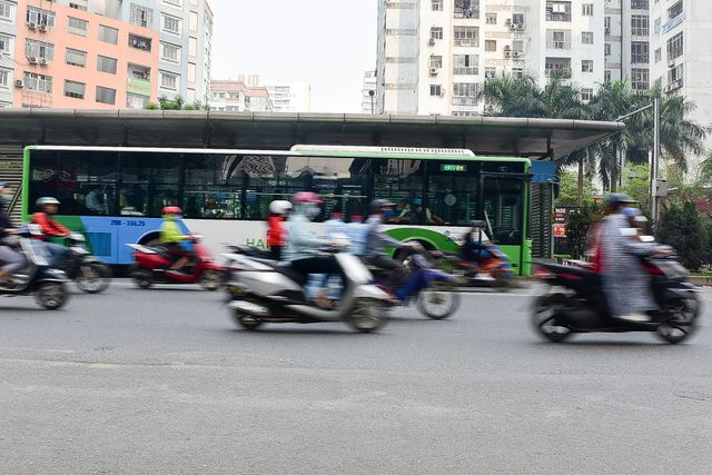 Trên đường Lê Văn Lương có tuyến xe buýt nhanh BRT từ bến xe Yên Nghĩa tới bến xe Kim Mã. Đây là cũng một trong những giải pháp di chuyển thay thế khi thực hiện thí điểm cấm xe máy.