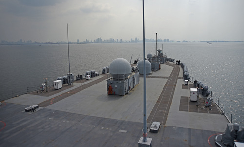 USS Blue Ridge tiến vào cảng Manila hôm 13/3. Ảnh: US Navy.