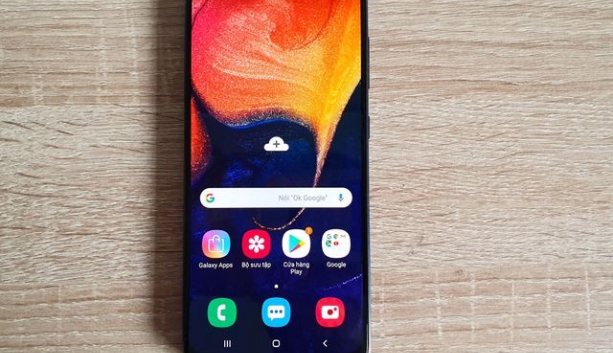 tren tay galaxy a50 smartphone tam trung co cam bien van tay man hinh