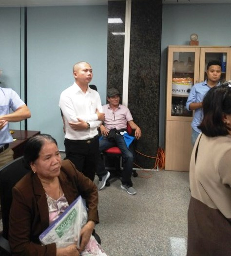 Một người mua đất đã lớn tuổi tới đòi quyền lợi  tại trụ sở công ty Hoàng Nhất Nam
