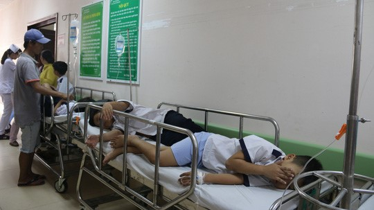 38 hoc sinh nhap vien sau khi an sinh nhat tai lop