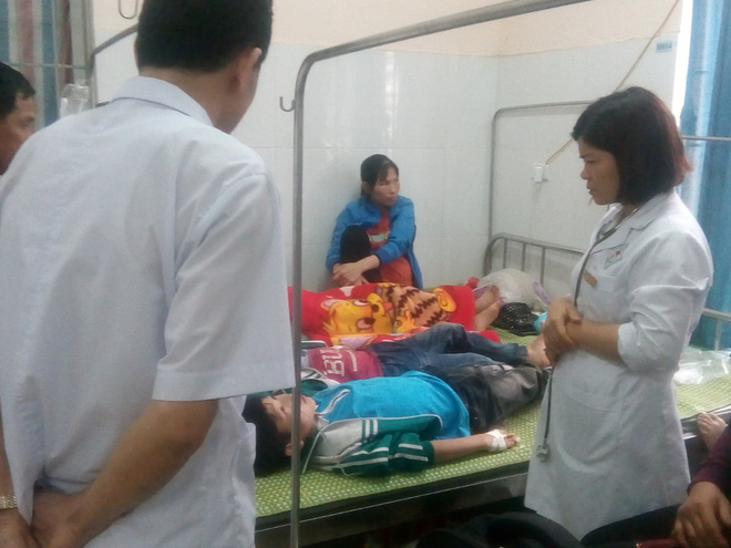 Các em học sinh Trường Tiểu học Nhã Lộng được cấp cứu tại bệnh viện