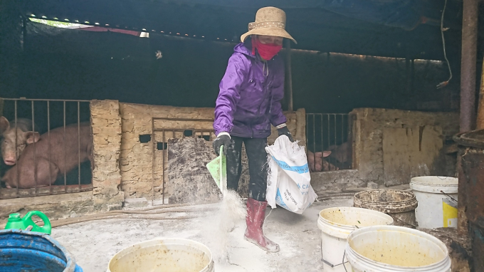 Người dân quận Hoàng Mai rắc vôi bột phòng dịch