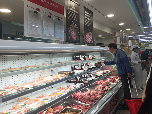 Khách mua thịt lợn ở siêu thị tăng mạnh khi đặt niềm tin vào việc kiểm dịch mỗi ngày tại đây. Ảnh chụp tại siêu thị Vinmart Tây Mỗ