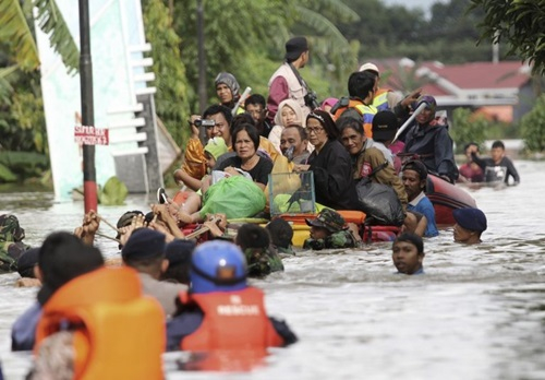 Người dân ở Sentani hôm nay được đưa đi sơ tán sau trận lũ quét. Ảnh: PTI.