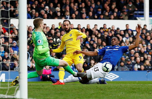 Higuain có trận đấu đáng quên khi bỏ lỡ nhiều cơ hội. Ảnh: Reuters.