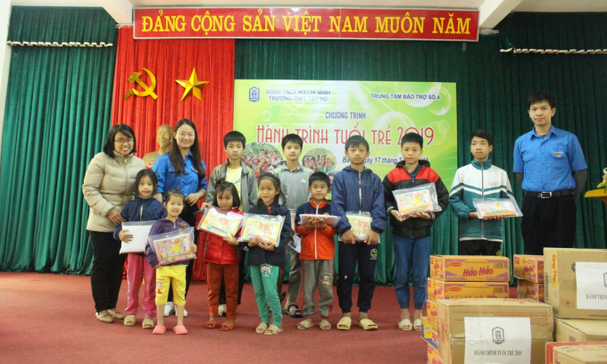 Những món quà yêu thương được đoàn viên, thanh niên trường THPT Tây Hồ trao tận tay các em nhỏ ở trung tâm